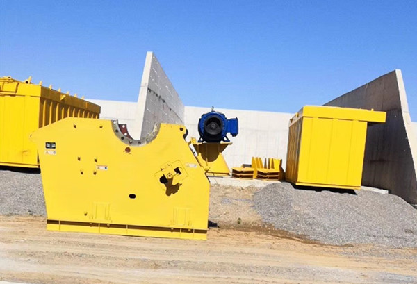 遼寧客戶購(gòu)買(mǎi)的砂石生產(chǎn)線設(shè)備正在安裝定位