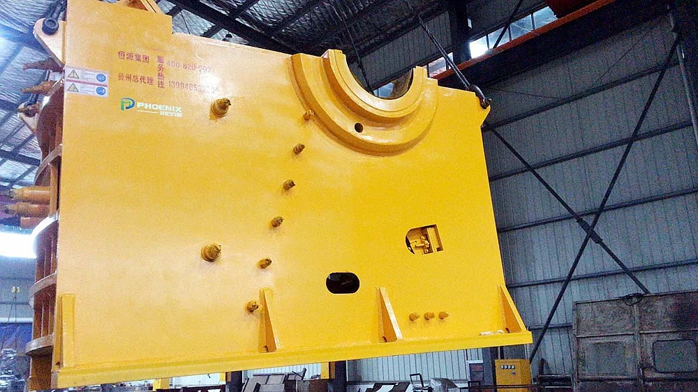 PE1000*1200顎式破碎機主機吊裝中